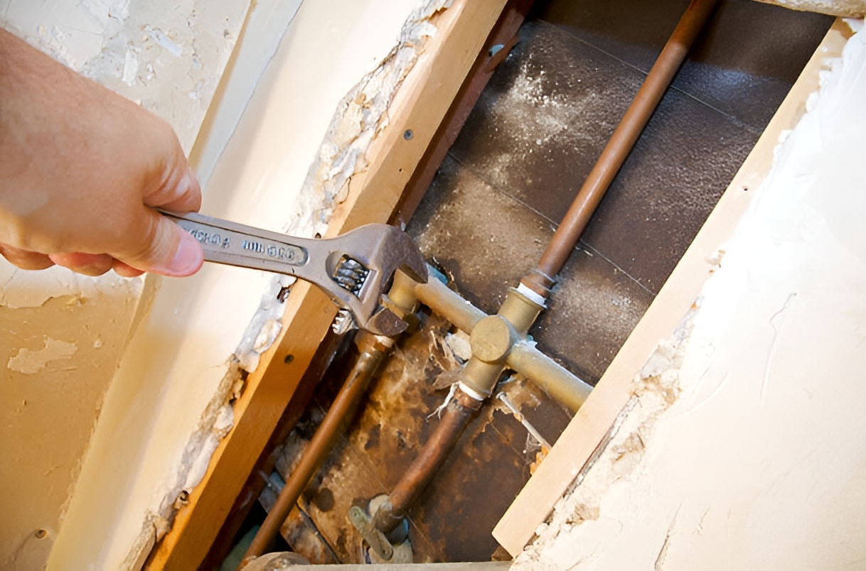 Licensed plumber repairing leaking pipe in Erskineville NSW